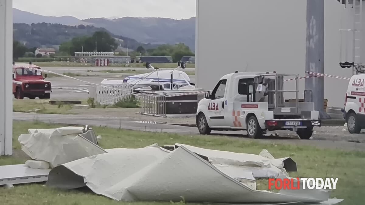 Fortunale con raffiche oltre i 100 chilometri, danni all'aeroporto: ultraleggeri ribaltati