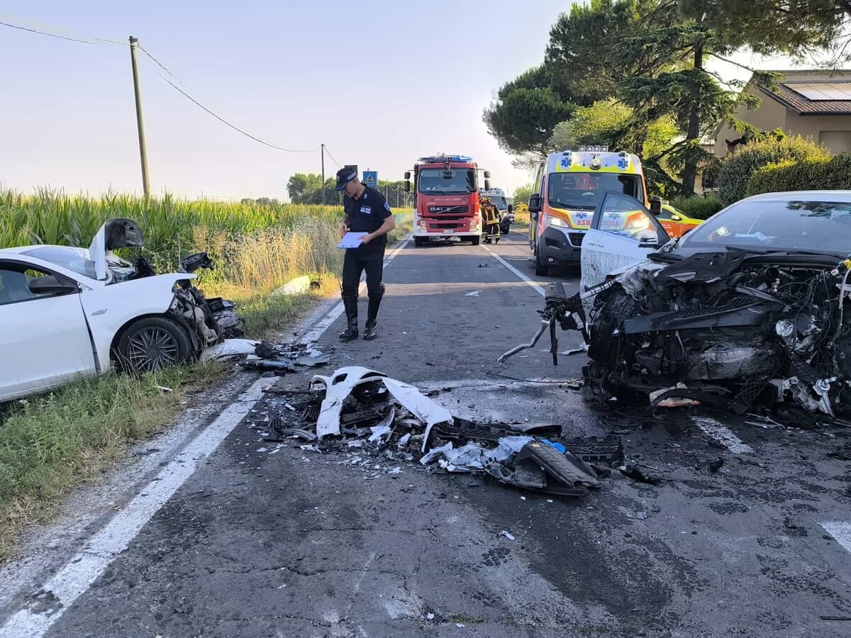 Violento frontale tra due auto, quattro feriti gravi: tra loro anche padre e figlia del Forlivese