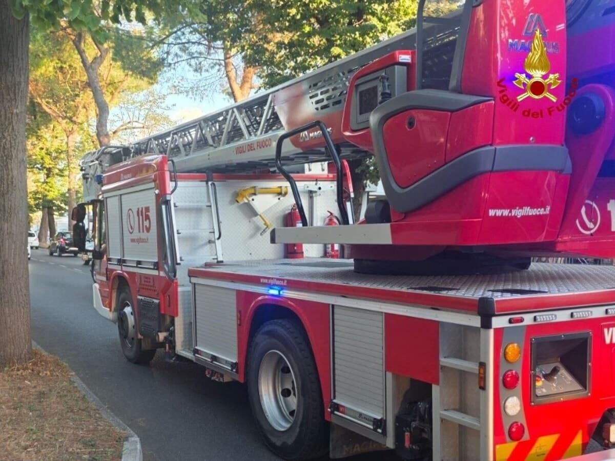 Fiamme in cucina, paura in un appartamento in viale Roma: un uomo intossicato