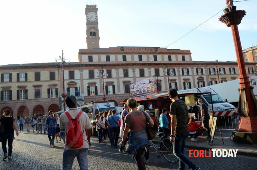 Cucine su ruote e profumi dal mondo: piazza Saffi si trasforma in un ristorante a cielo aperto con lo Streeat food truck festival