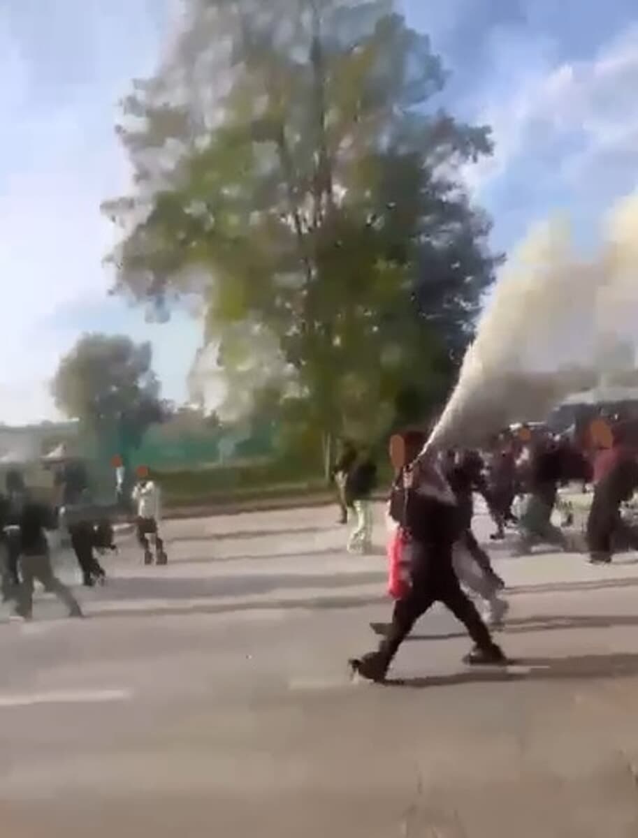 Mobilitazione di centinaia di studenti, fumo di estintori e petardi fuori la scuola: arrivano Polizia e Carabinieri