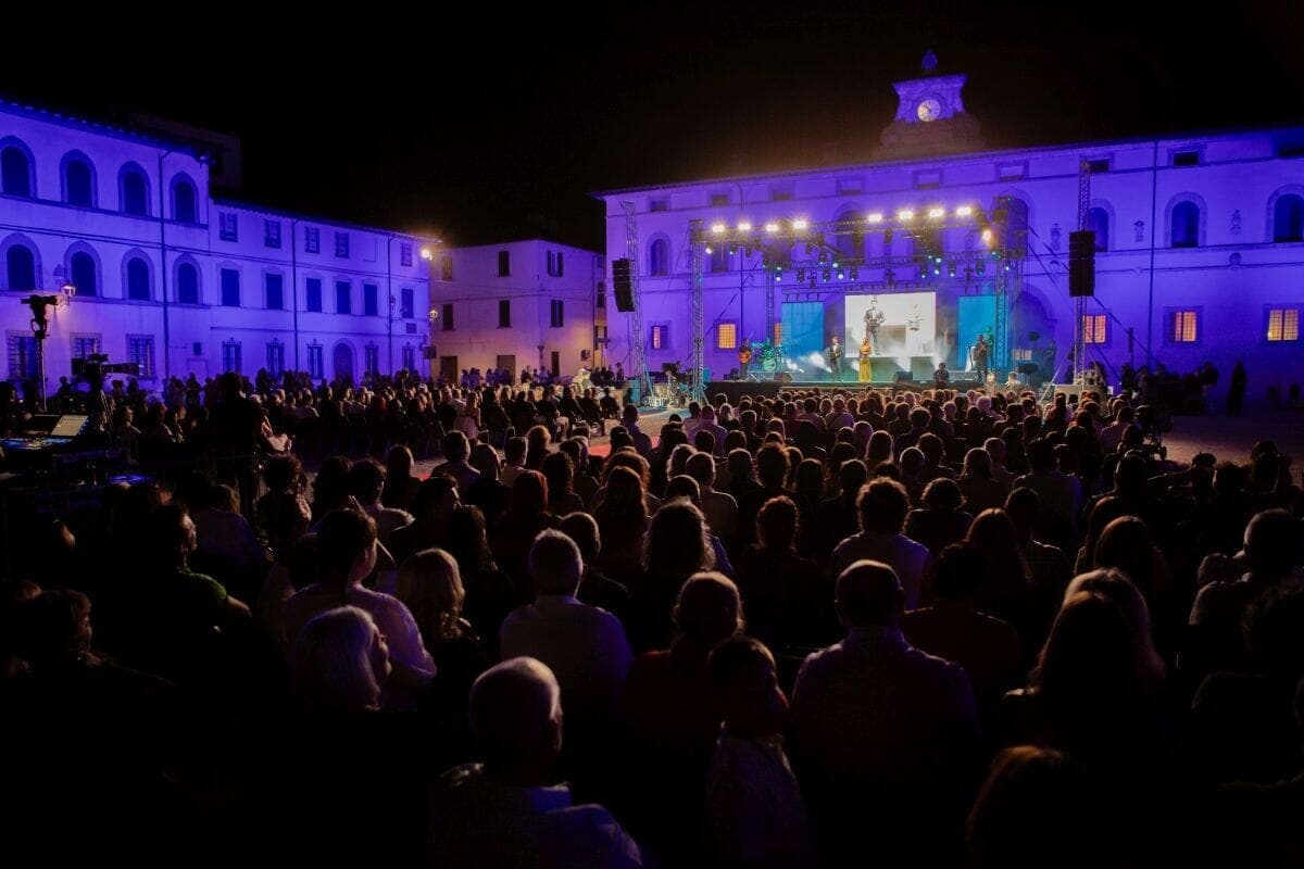 Rotta verso la finalissima del Festival di Castrocaro: chi sono gli otto artisti pronti a sfidarsi dal vivo
