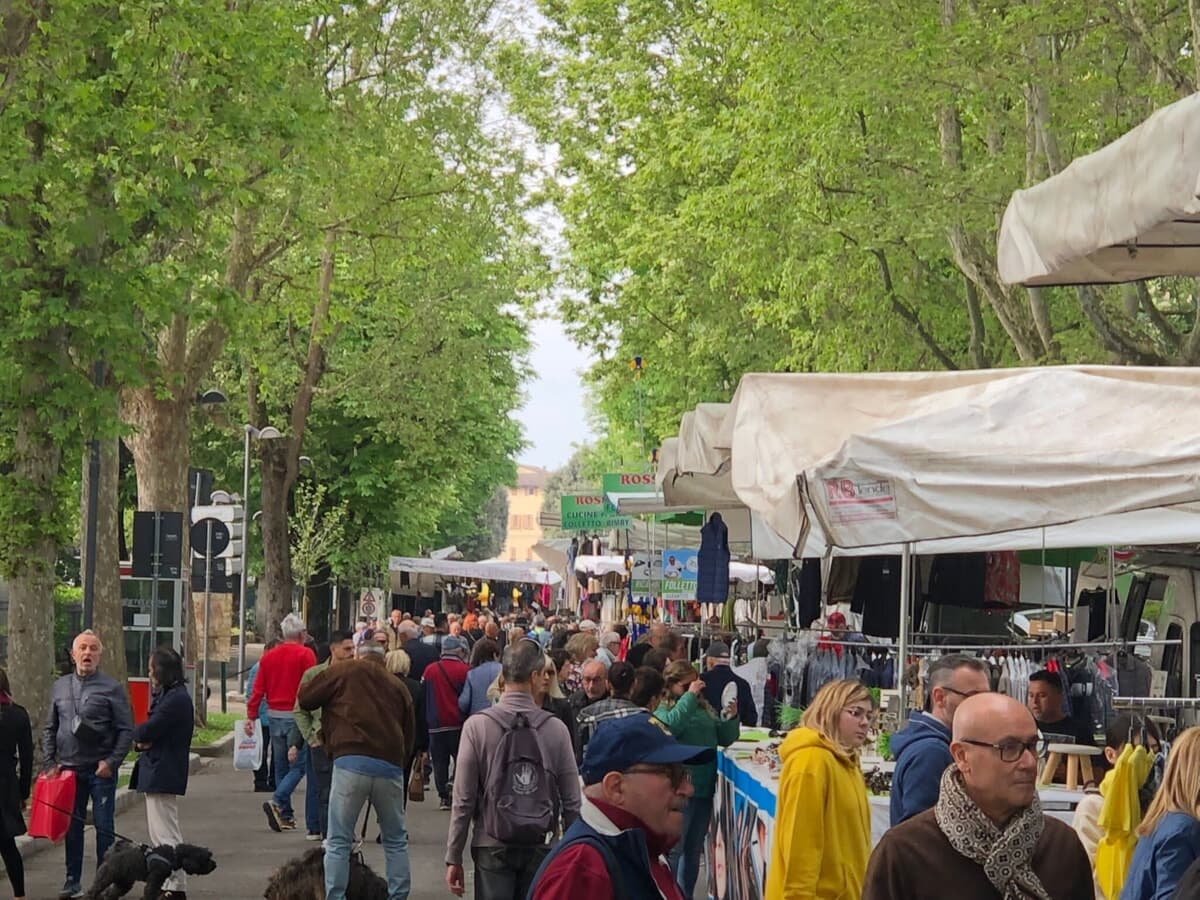 In piazza Saffi sbarca il Mercatino di Forte dei Marmi, ma scoppia la polemica: "Decisione inopportuna"