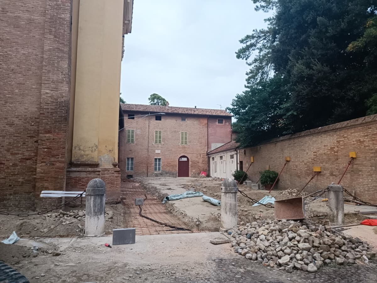 Chiesa della Santissima Trinità, addio buche e pavimentazione rovinata: il sagrato diventa accessibile
