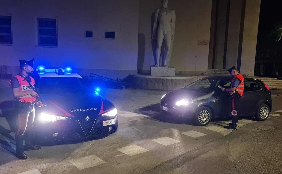 Annebbiato dai fumi dell'alcol danneggia i citofoni di una palazzina: la notte brava gli costa una denuncia