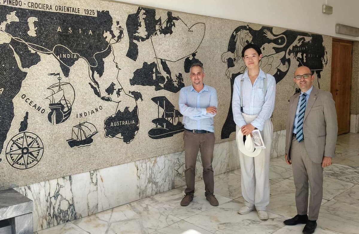 Prima di tornare in Cina fa tappa a Forlì per scoprire i Mosaici del Volo: "Luogo meraviglioso, merita di esser visto"