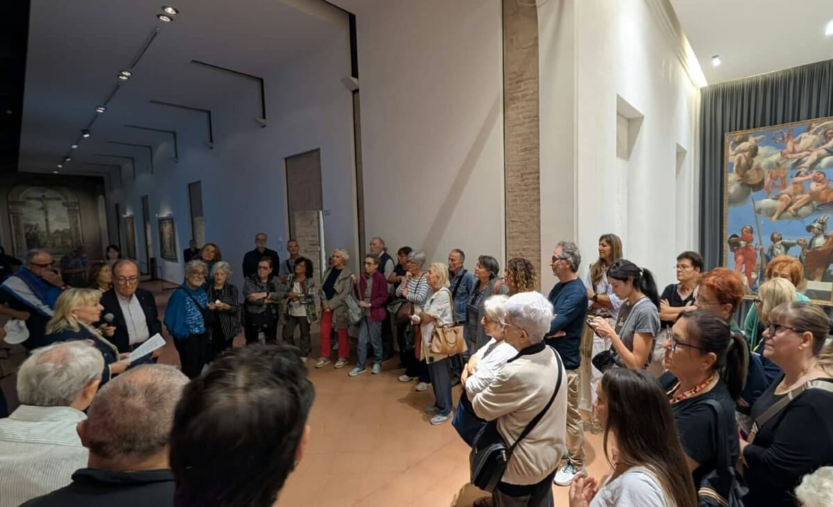 Un viaggio nella Forlì inedita: in centinaia per la passeggiata tra arte, segreti e palazzi di 'Rinnoviamo'