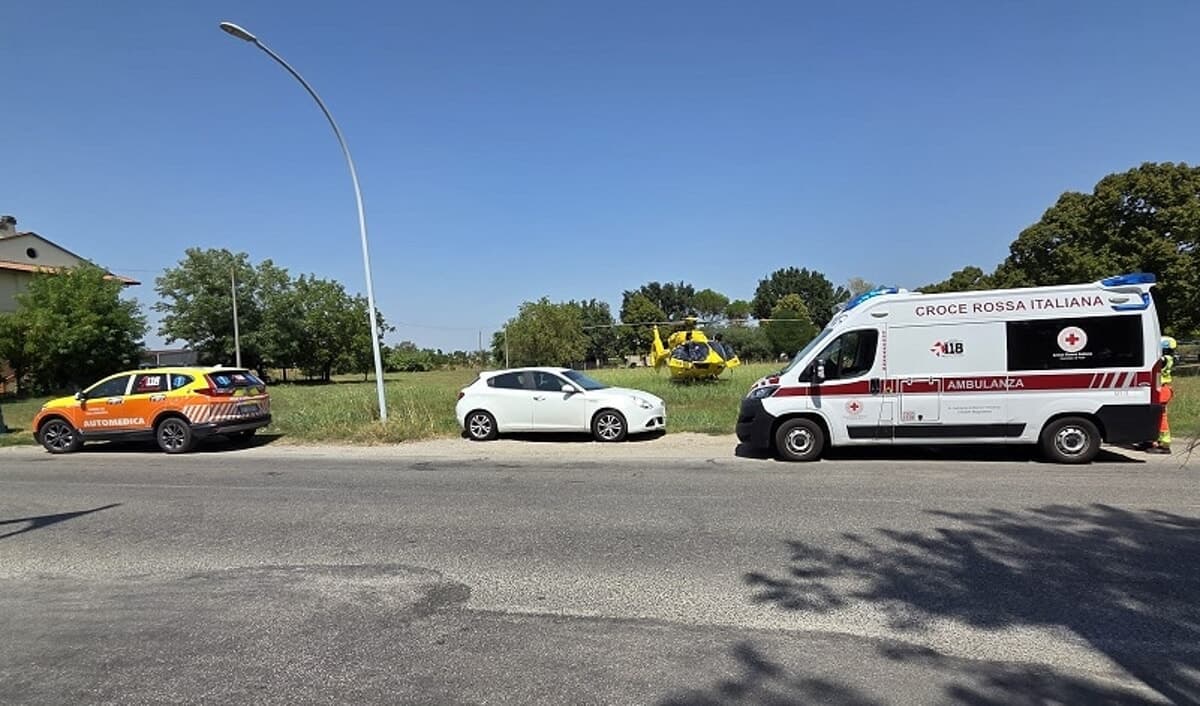 Paura sulla Cervese, giovane addetta alle consegne investita da un furgoncino: interviene l'elisoccorso