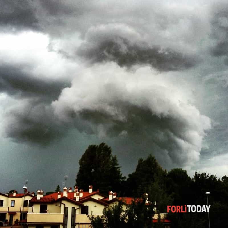 Maltempo in arrivo, si annuncia una prima parte di venerdì con i temporali: le previsioni