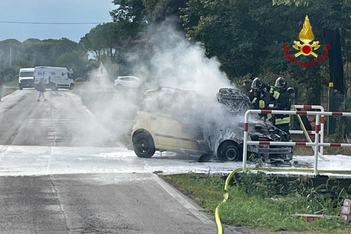 Auto a gpl prende fuoco in strada: Vigili del Fuoco in azione per evitare l'esplosione