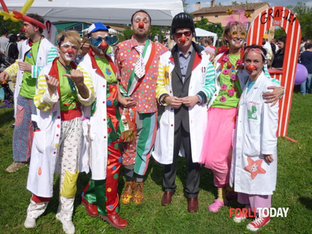 Balli di gruppo e giochi: una domenica di festa al parco Dragoni con la clownterapia