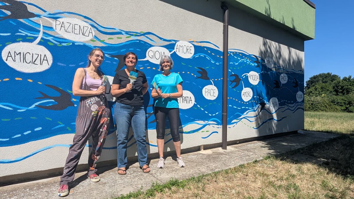 L'arte partecipata trasforma la scuola dopo i vandalismi: nasce il murales dei bambini