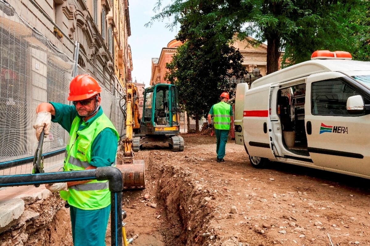 Nuovo cantiere in via Bertini, si sostituiscono 160 metri di condotte: i lavori finiranno prima della riapertura delle scuole