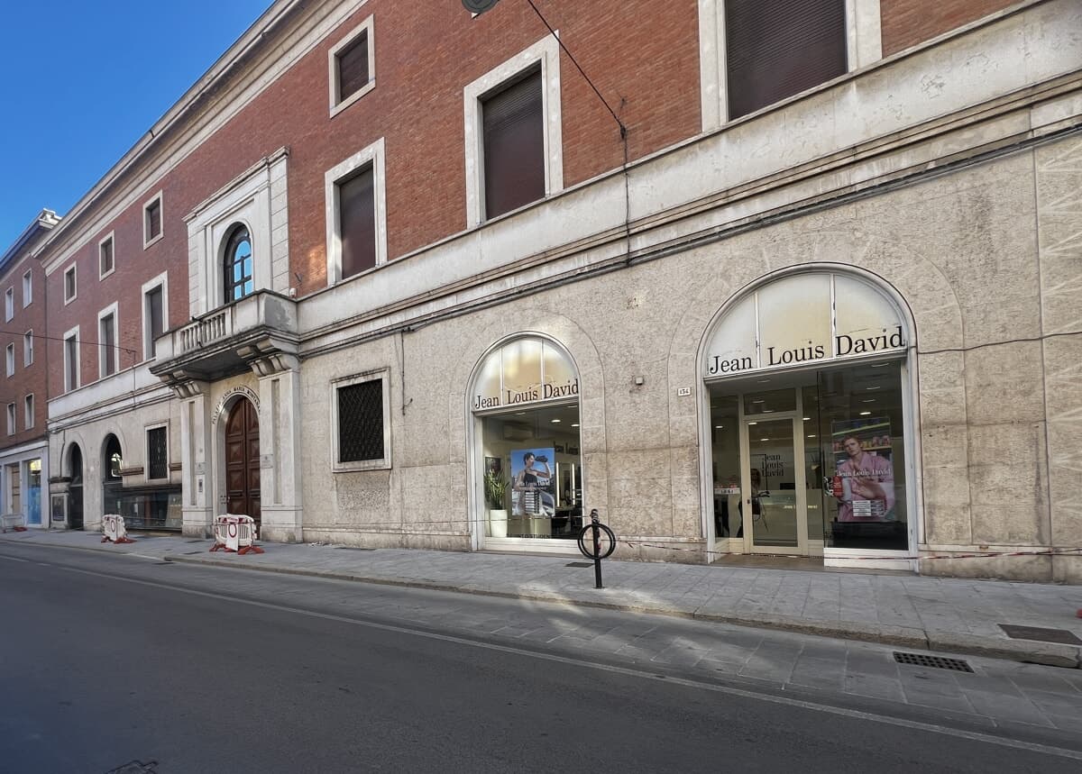 "Temiamo ci cada qualcosa in testa": il marciapiede di corso della Repubblica tra ostacoli e pericoli