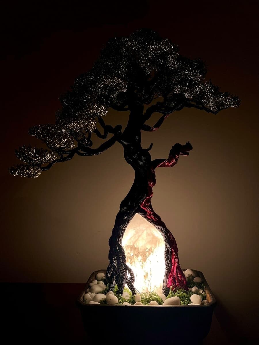 Migliaia di micro-cerchi e minerali grezzi: alla galleria Wundergrafik l'alluminio scultoreo di Andrea Legrottaglie
