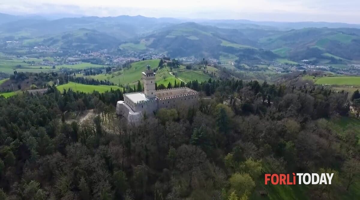 Alla scoperta della Rocca delle Caminate: tour guidato tra storia, parco secolare e vista mozzafiato