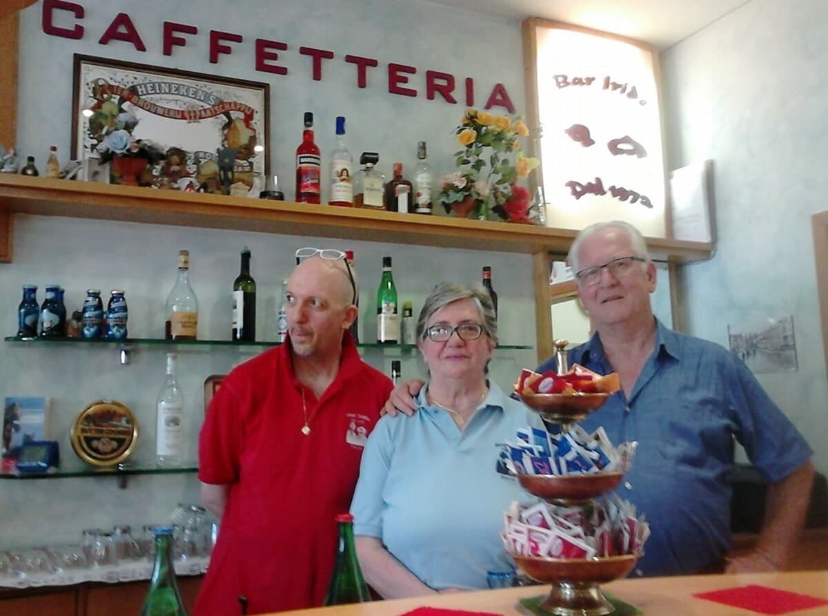 "In questa modernità non ci riconosciamo più": dopo 54 anni chiude all'improvviso lo storico bar di quartiere
