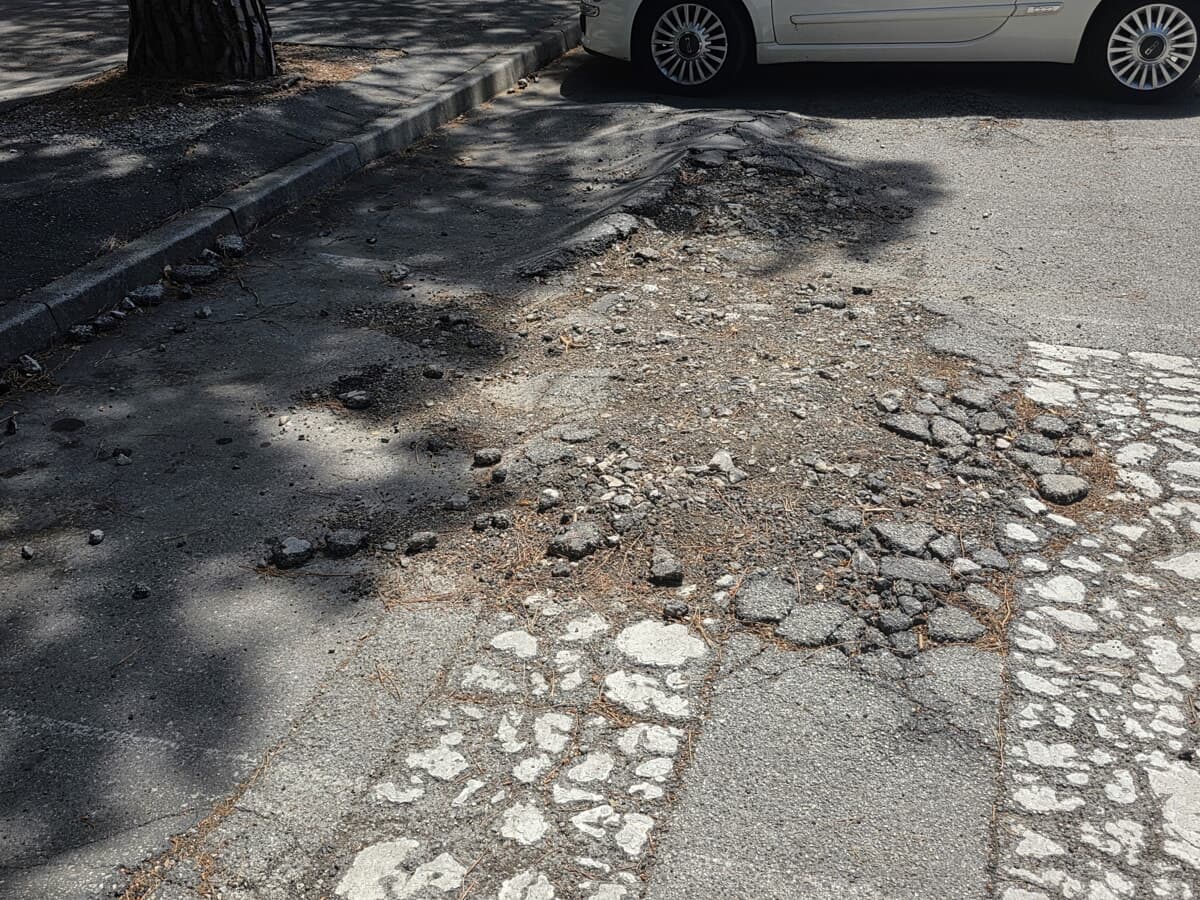 "Manto stradale danneggiato e degrado in piazzale Giovanni XXIII, la sistemazione avverrà solo a fine anno"
