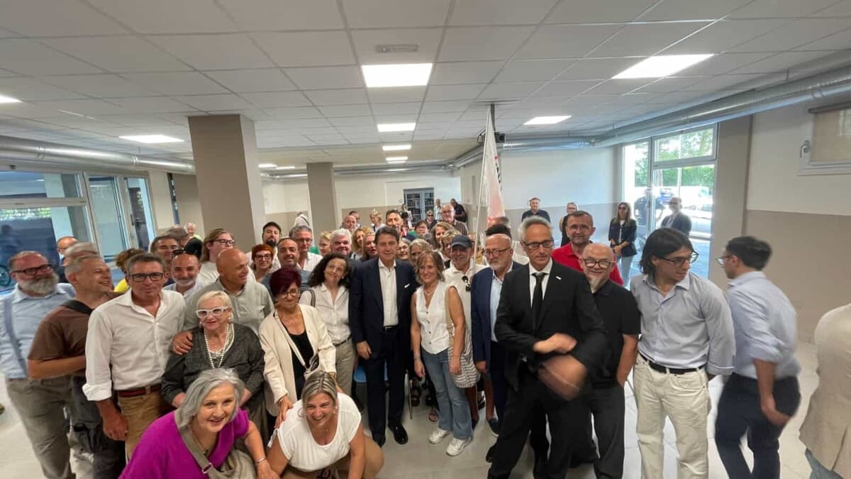 Alluvione, Giuseppe Conte visita il quartiere Romiti. Il M5S: "Cittadini aspettano risposte concrete dal governo"