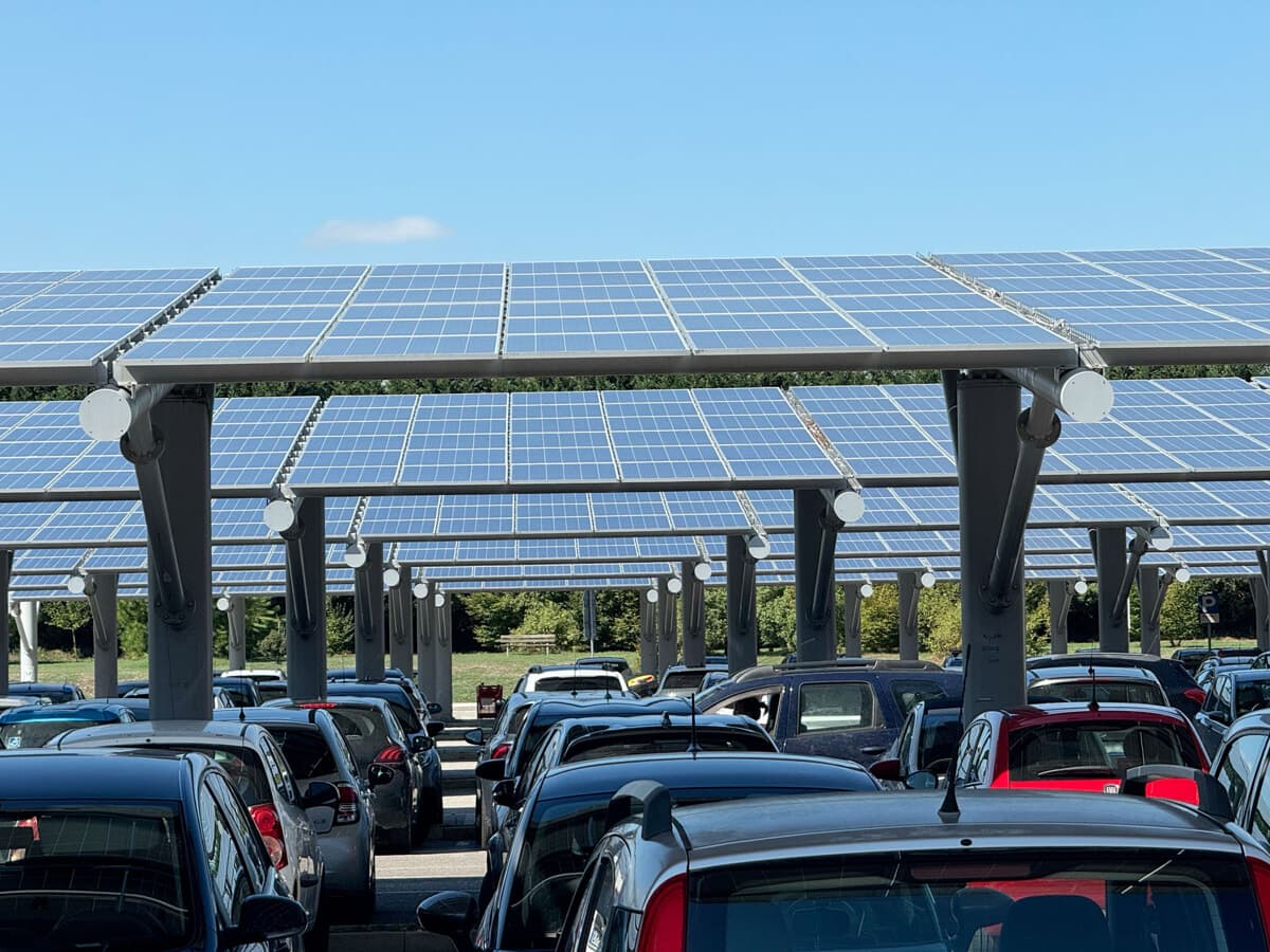 "Potenziale enorme ma costi elevati": Legacoop Romagna propone di sostenere i parcheggi fotovoltaici