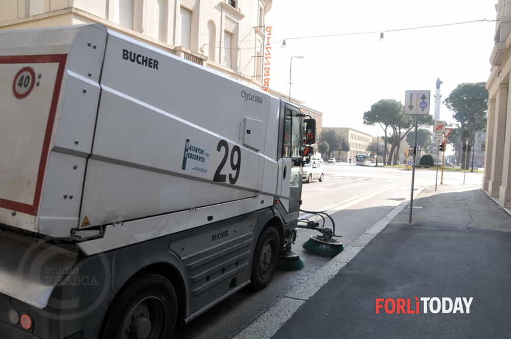 "Il soffiatore solleva una polvere tale da non respirare imbrattando abitazioni, auto e balconi"