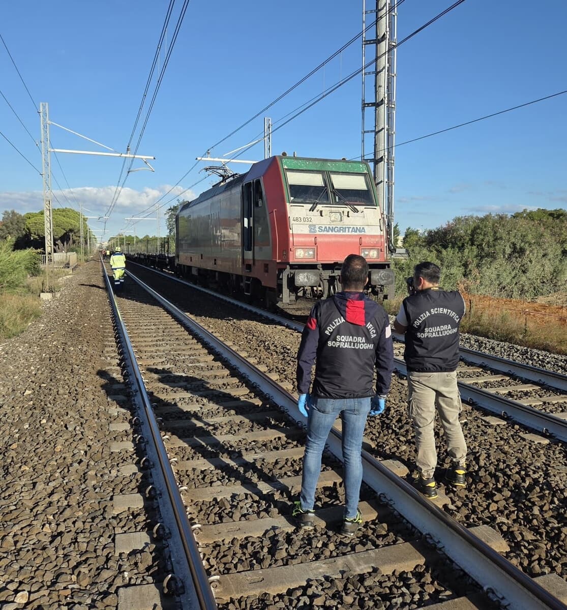 Uomo muore investito sui binari: treni fermi e circolazione ferroviaria in tilt