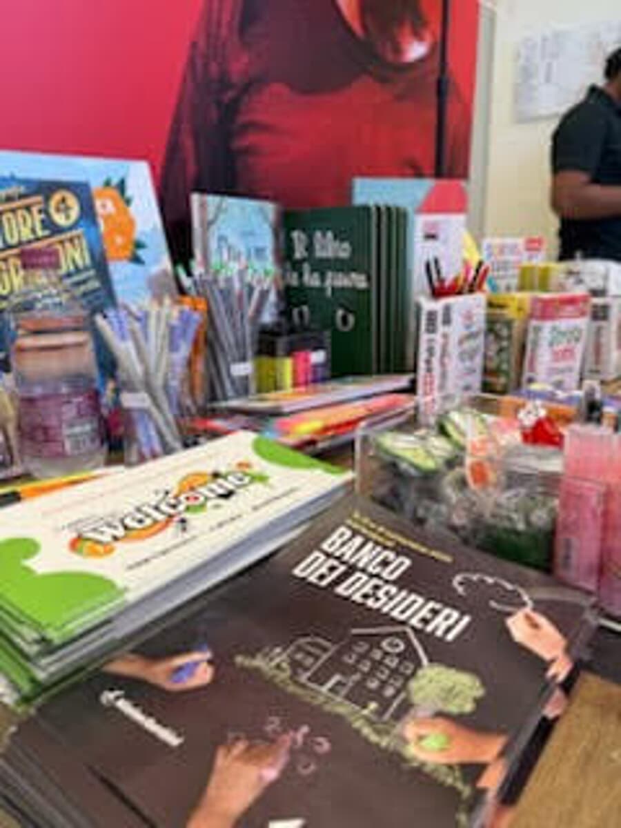 La solidarietà non si ferma con il 'Banco dei desideri': libri, giochi e materiale scolastico per i bambini della comunità