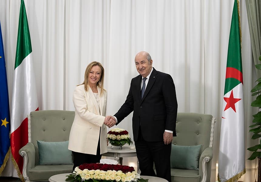 Gas, l’Italia torna dall’Algeria: missione Meloni per sostituire il Gnl del Qatar