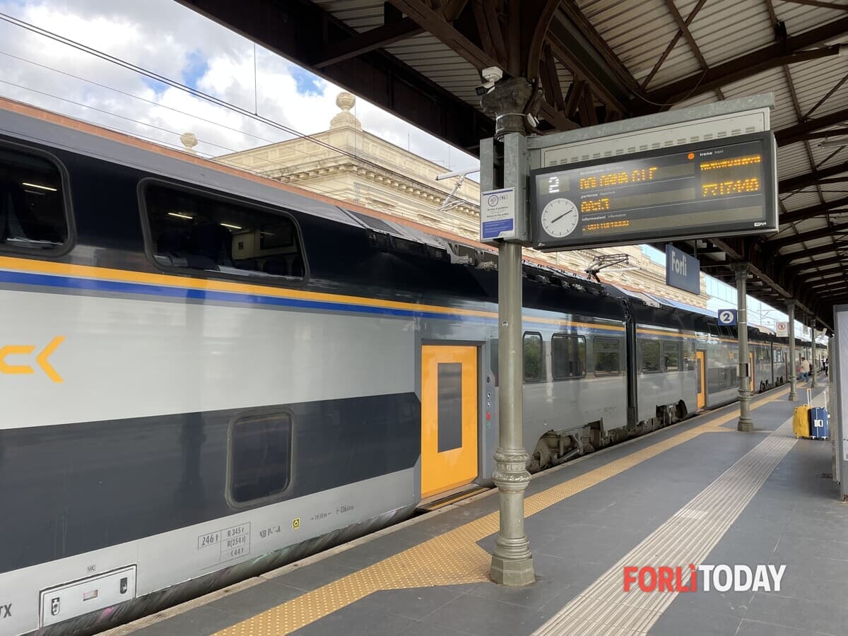 Persona investita da un treno sulla tratta adriatica, mattinata di disagi: ritardi e cancellazioni