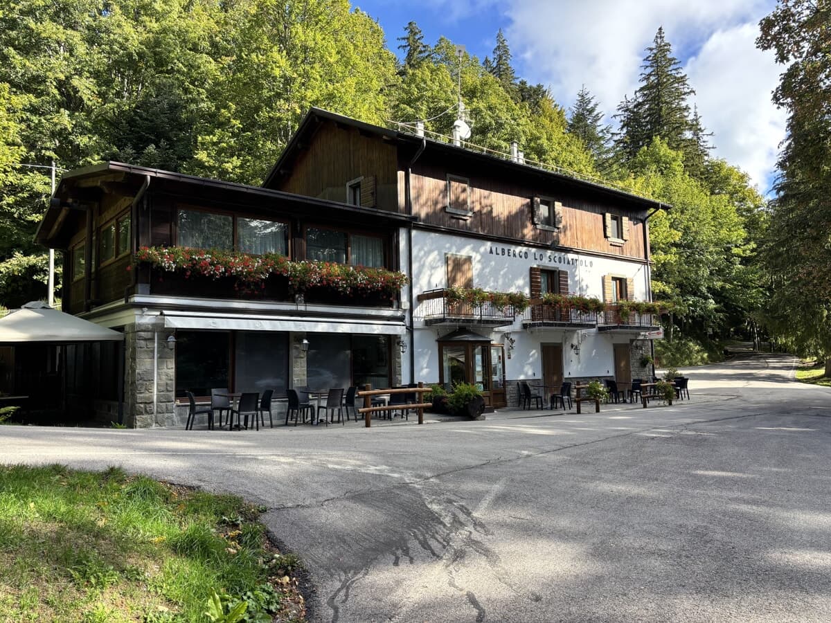 Nuovo design e sapori tradizionali: la seconda vita dello storico hotel nel cuore dell'Appennino