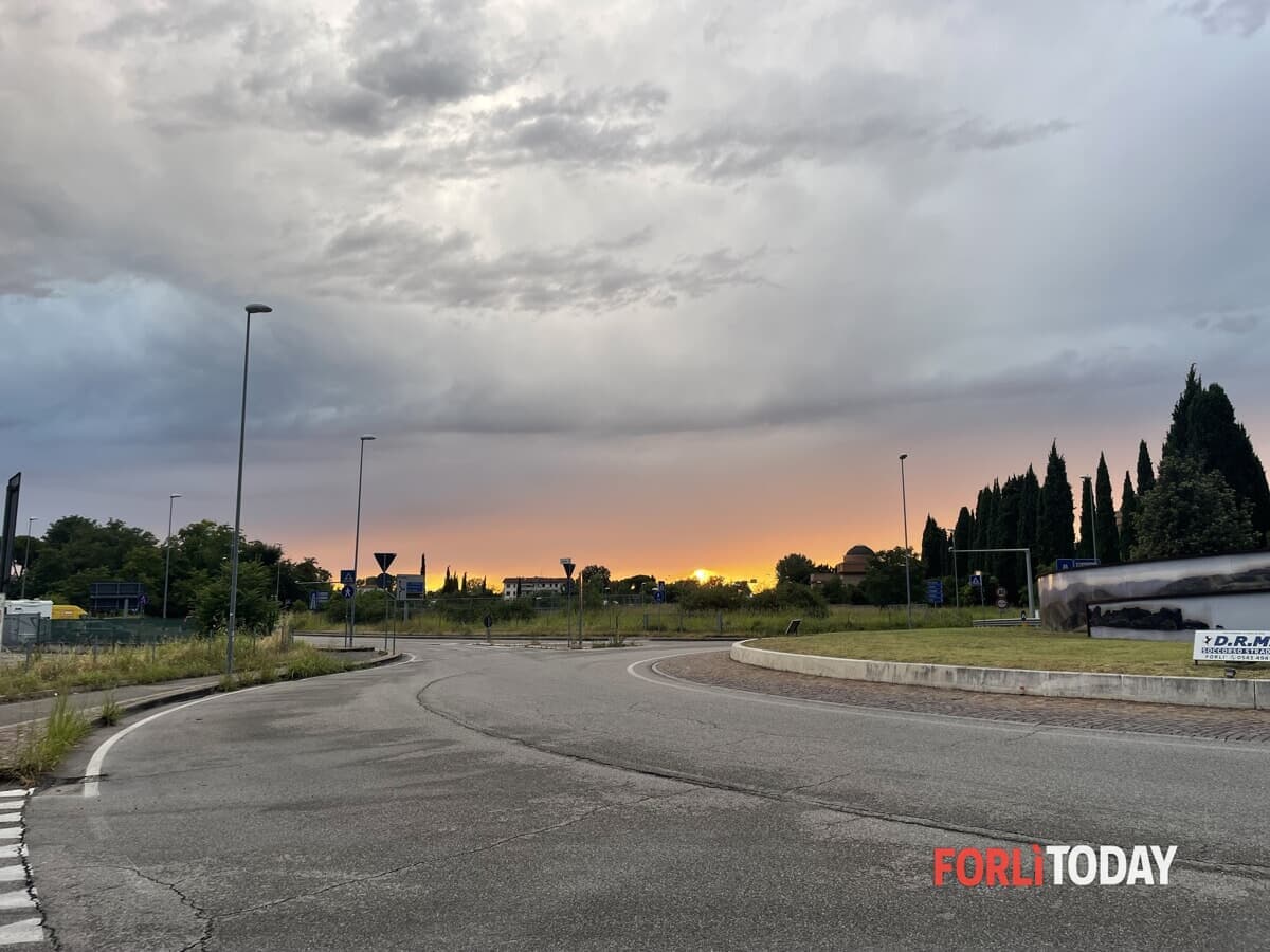 Il Garbino spinge Forlì a 37,7°C, ma la calura ha le ore contate: in arrivo temporali e calo termico