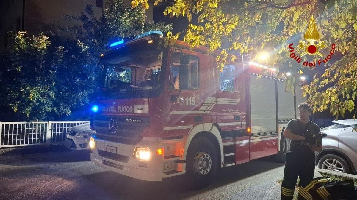 Fiamme in un'abitazione nella notte: evacuati i vicini, una persona tratta in salvo