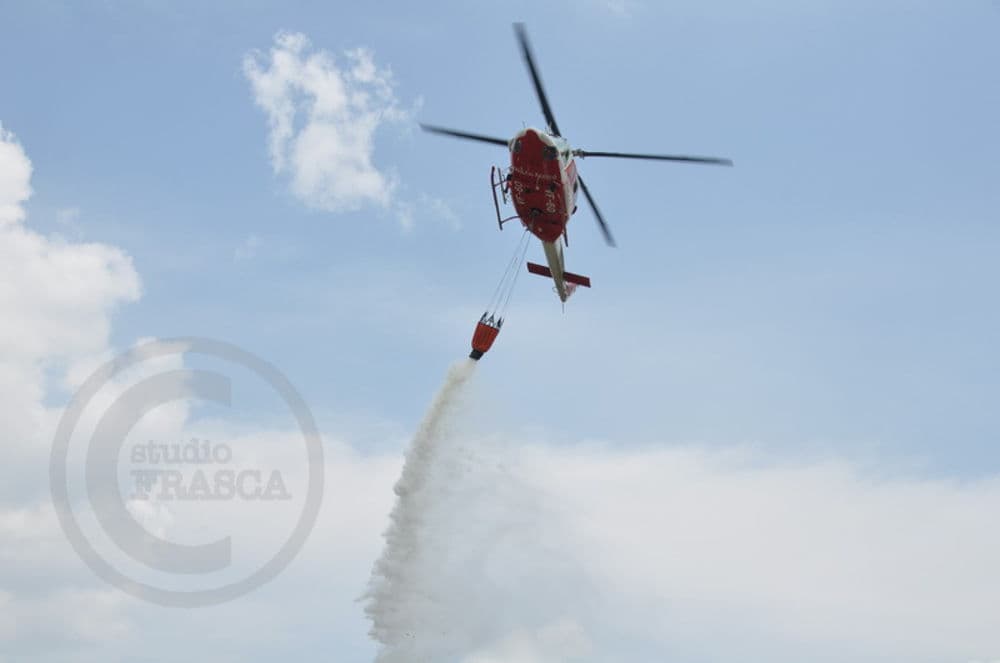 Fiamme in collina, scatta l'allarme: diversi lanci d'acqua dal cielo per salvare il bosco
