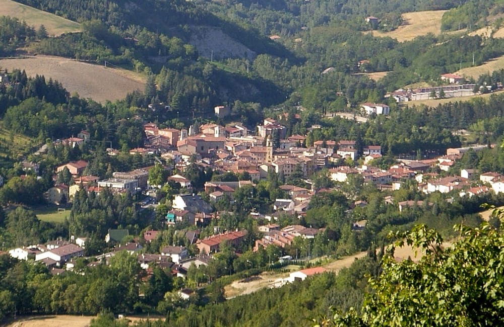 Rocca San Casciano celebra la Madonna delle Lacrime: in piazza Garibaldi l'omaggio floreale