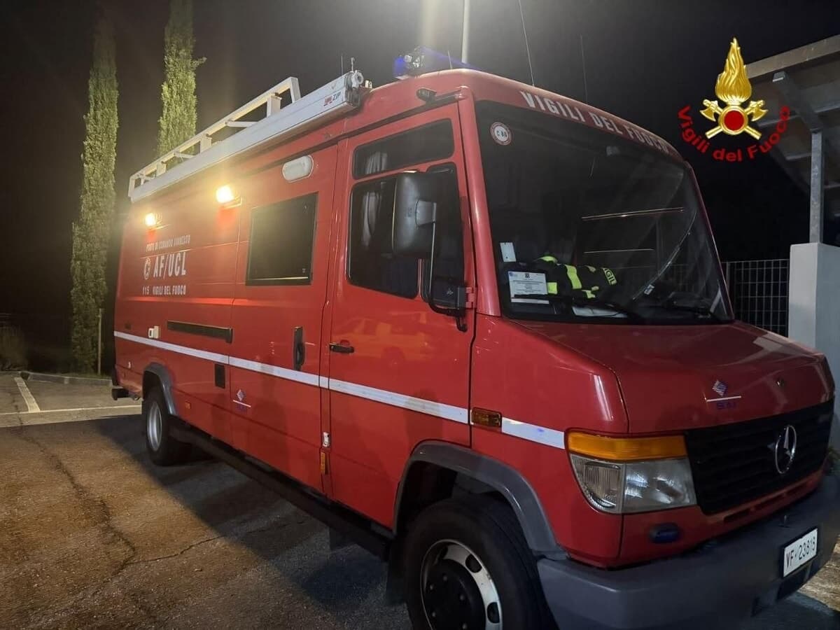 Esce di casa e se ne perdono le tracce, si mobilita anche l'elicottero dei Vigili del fuoco: trovato sano e salvo