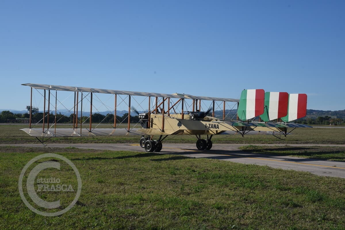 Festa per i 90 anni dell’aeroporto: il Ridolfi si riempie per la grande giornata dedicata al volo