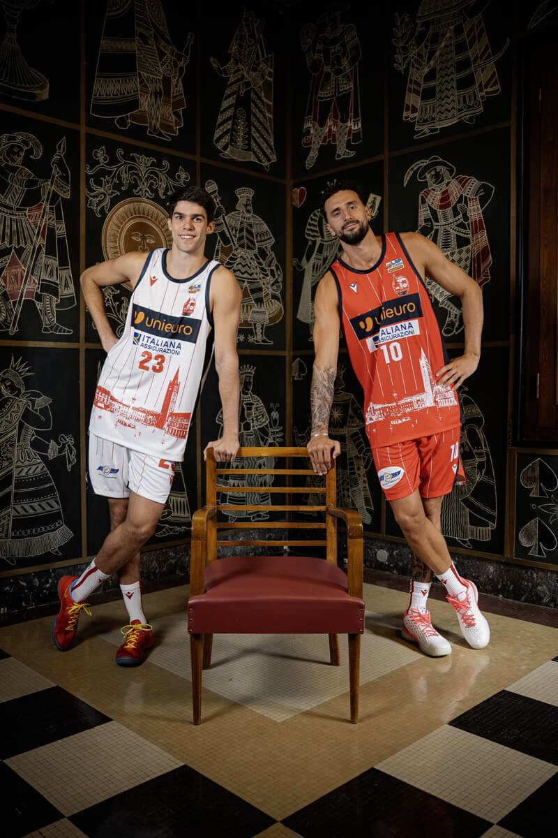 Il cuore di Forlì sulla nuova canotta biancorossa: piazza Saffi e San Mercuriale vestono la Pallacanestro 2.015