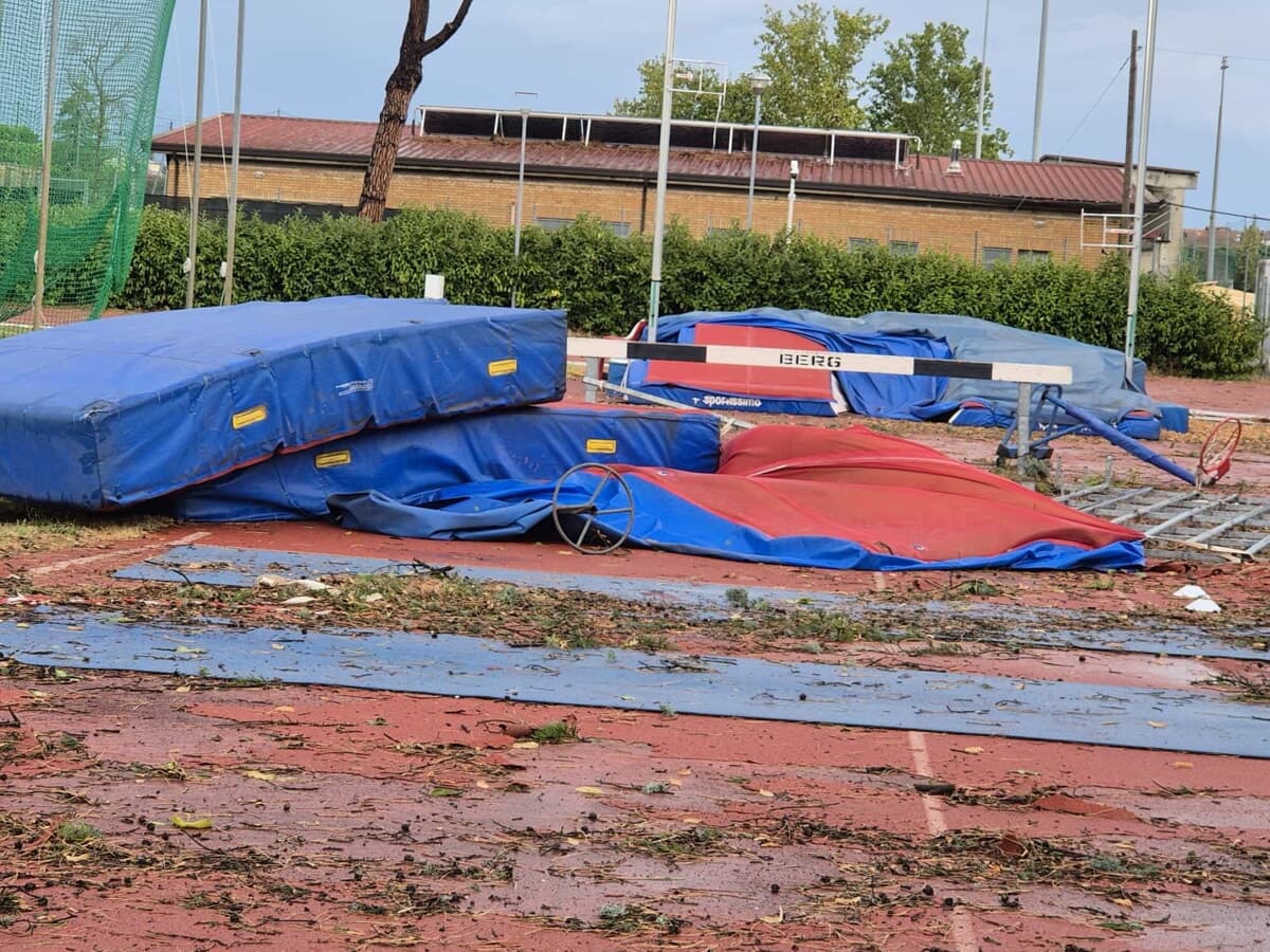 Campo Gotti devastato dal vento, atleti e volontari ripuliscono tutto. "Due giorni di lavoro per riaprire"