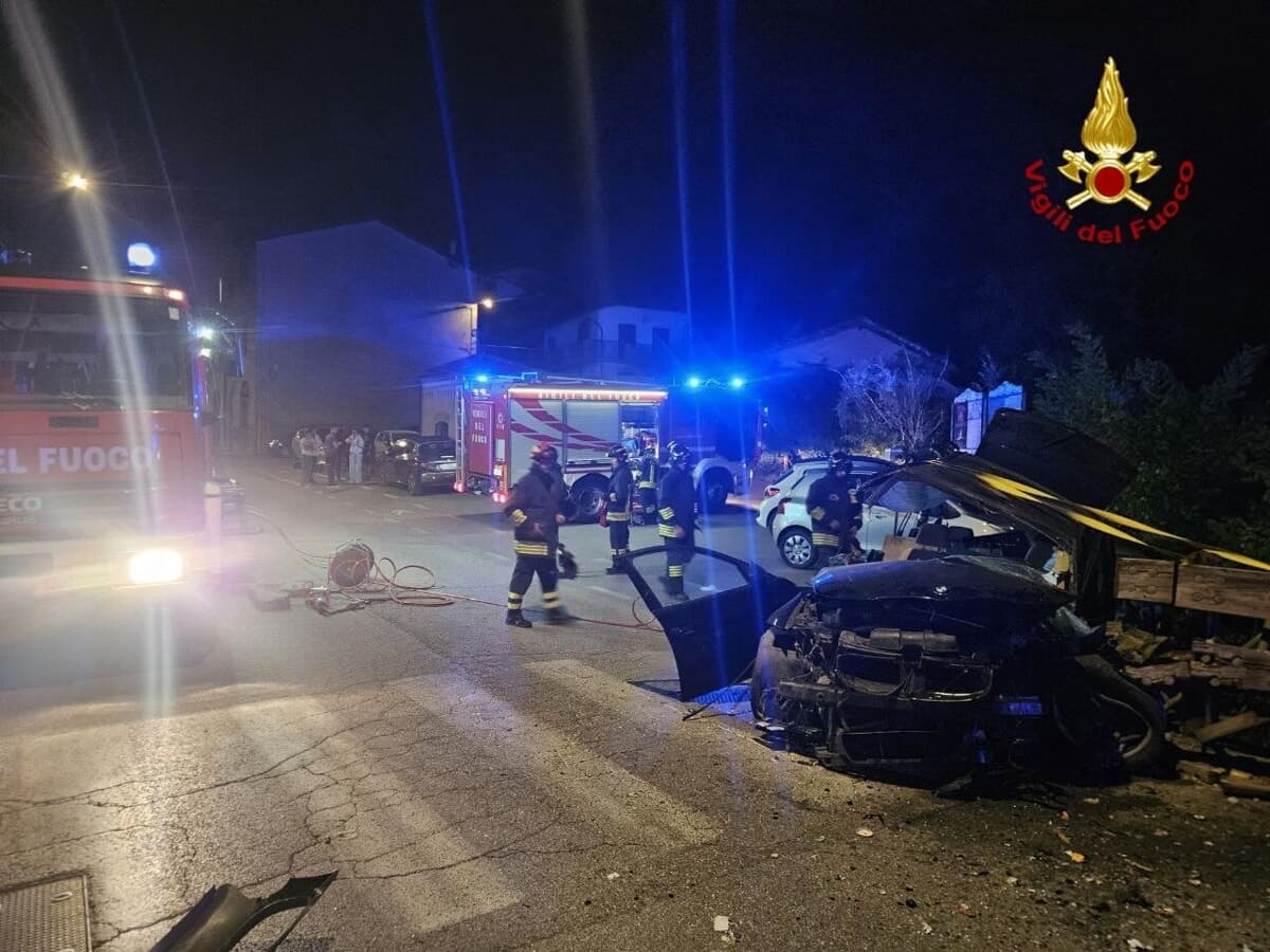 Bruttissimo schianto nella notte, auto disintegrata dopo l'impatto: 4 feriti, due sono gravi