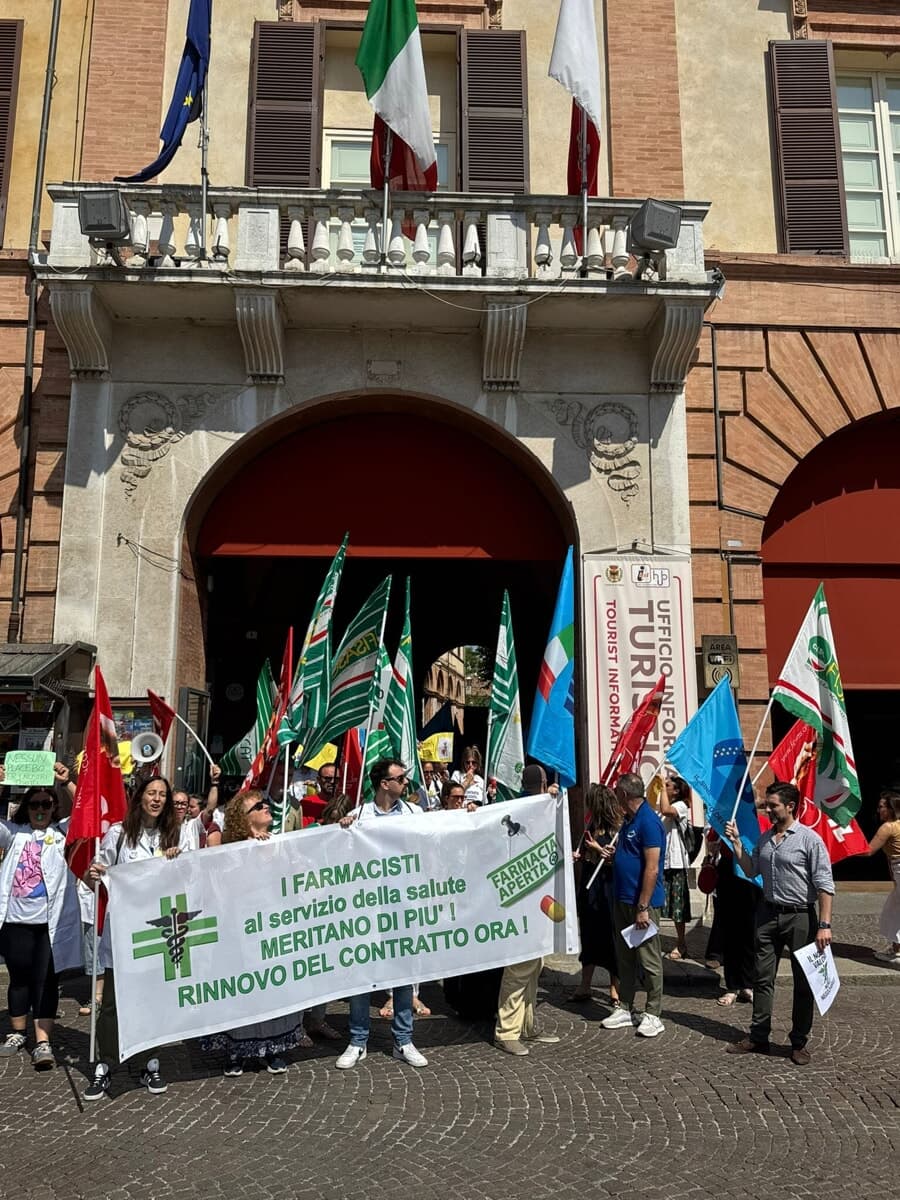 Contratto scaduto, i farmacisti comunali scendono in piazza e incontrano il sindaco Zattini: "Vogliamo dignità economica"
