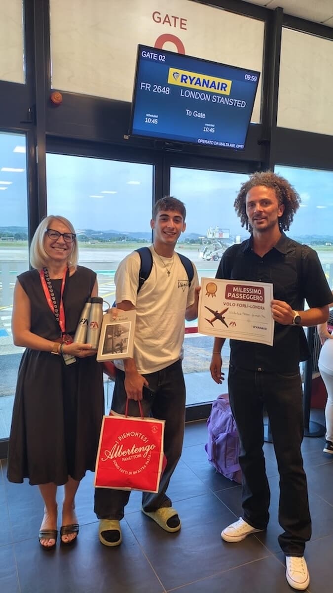Separati da soli 50 secondi al check-in: a Forlì la festa per il passeggero numero 1000 (e 1001) per Londra