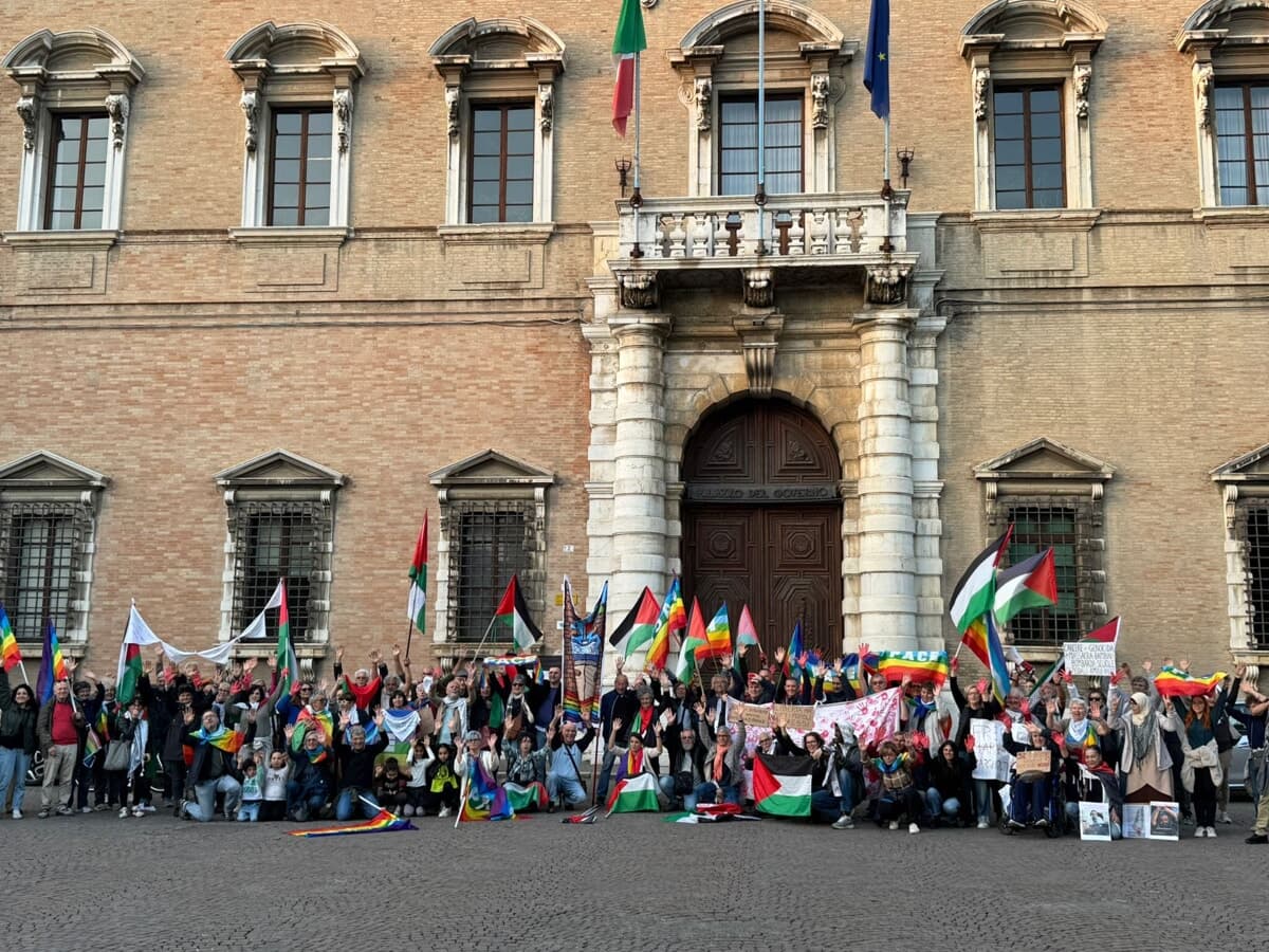 Ottantesimo sit-in di protesta: un fazzoletto bianco per ricordare le giovani vittime