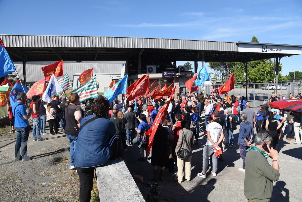 Electrolux, tregua di 50 giorni sugli esuberi: attese le assemblee dei lavoratori dopo lo spiraglio di Roma