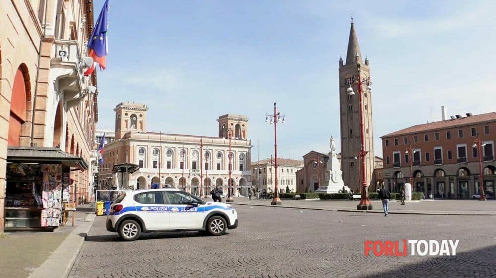 Blitz della Polizia locale nei barber shop: scattano la chiusura e le sanzioni per due esercizi