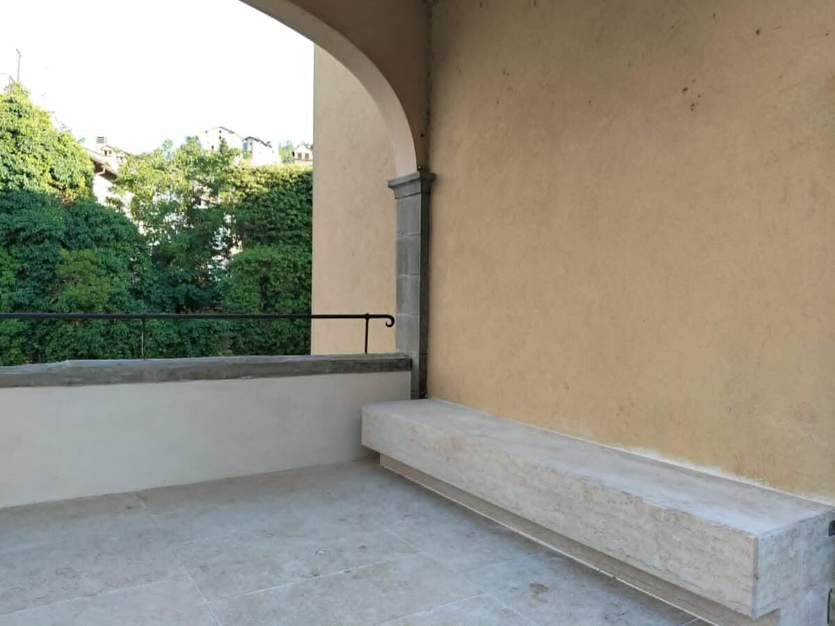 Modigliana, allarme alla loggetta di piazza Don Minzoni: “Rischio concreto di caduta dall’alto”