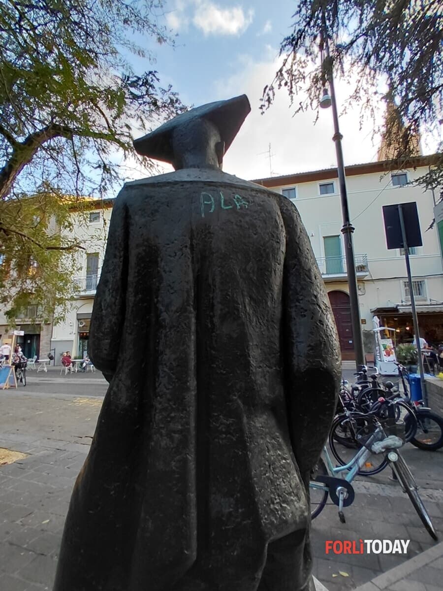 "Sfregio ai monumenti cittadini con scritte "parareligiose""