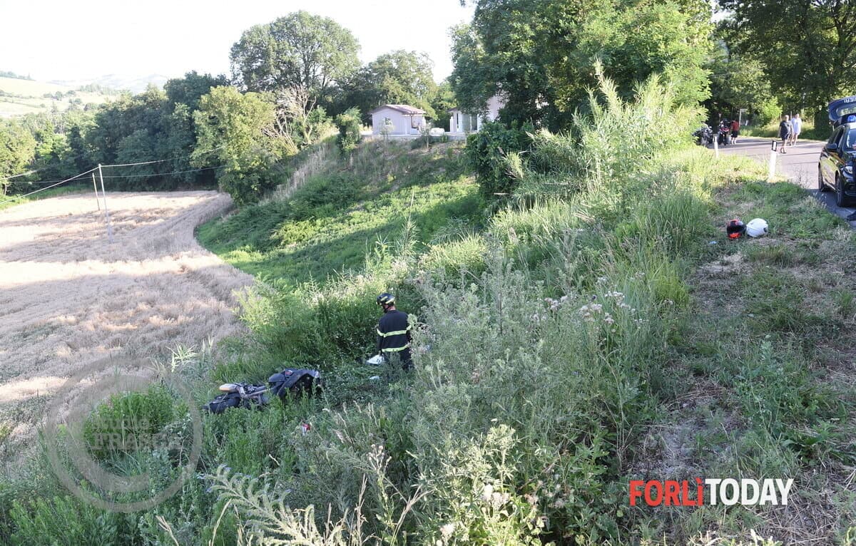 Tragedia sulla provinciale del Rabbi: moto finisce in una scarpata, muore una 45enne