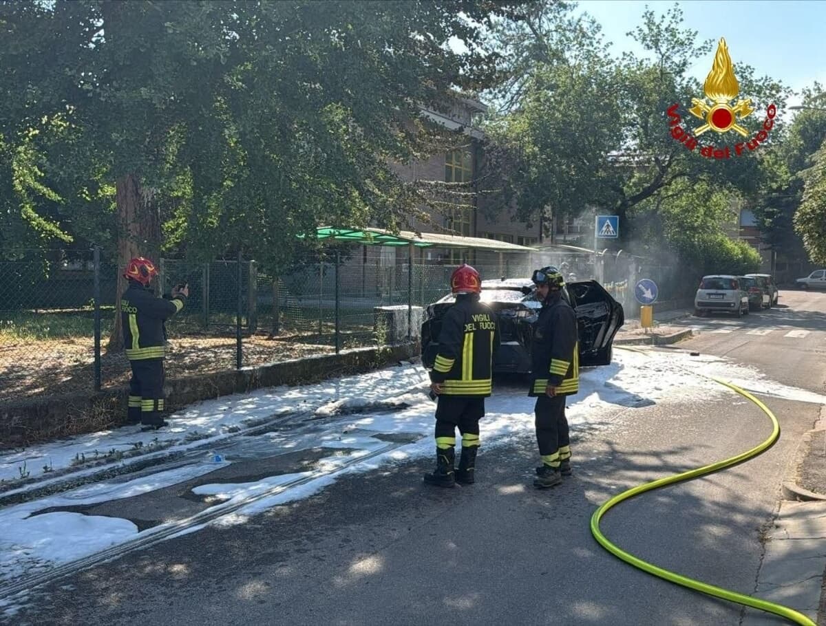 Auto in fiamme, in via Fosse Ardeatine arrivano i vigili del fuoco per spegnere il rogo
