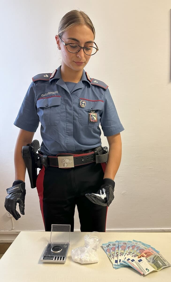 Consumo di cocaina, i carabinieri risalgono al presunto spacciatore: trovata droga in auto e in casa, è agli arresti domiciliari