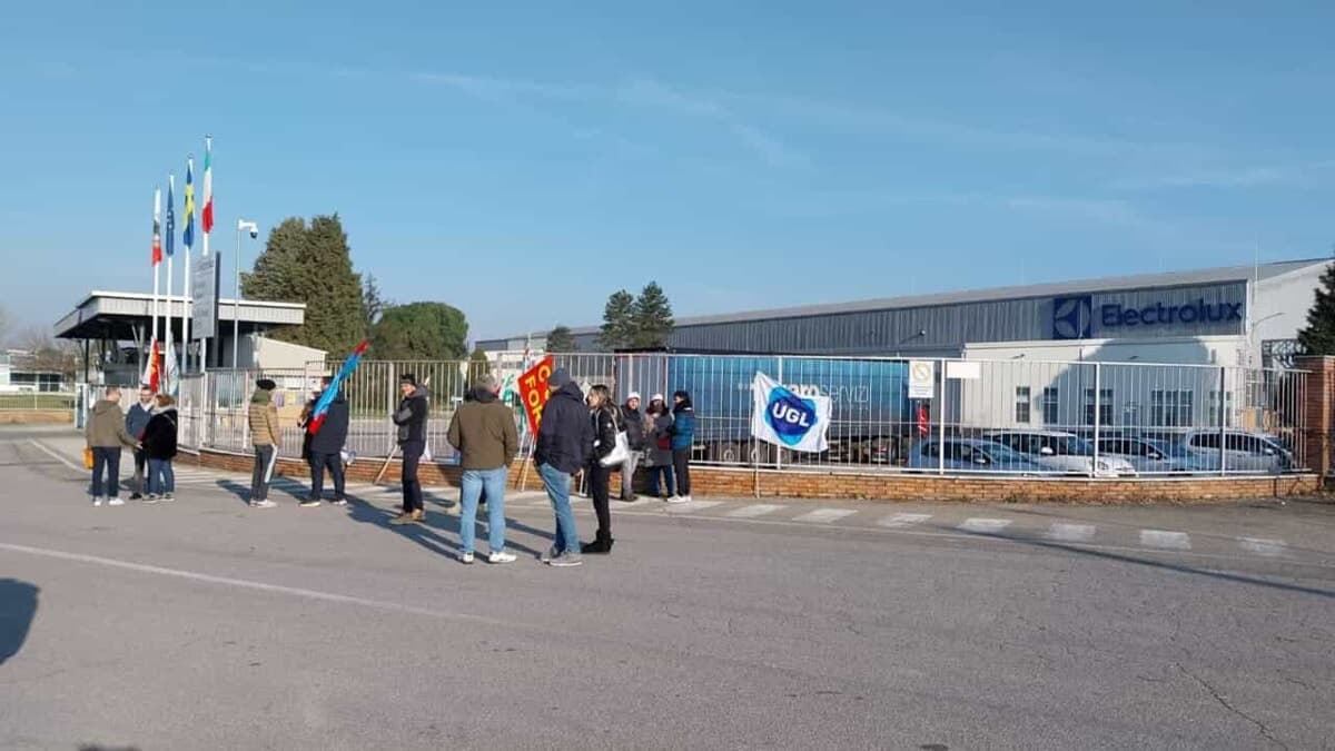 Vertenza Electrolux, sindacati compatti: "Salvaguardare occupazione e stabilimenti, no a delocalizzazioni in Asia"